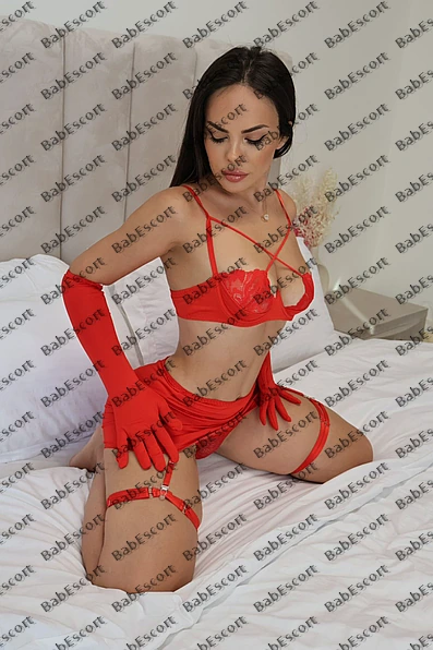 Santa 25 year old Italian, Mixed, Slim, Brown, Long, Breast size C escort in Dubai photo 1